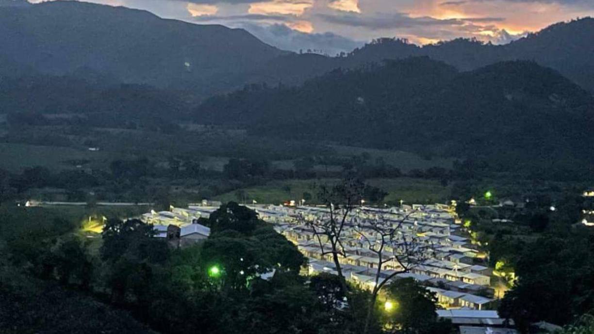 ”Hay fiesta, estamos felices, estamos llorando”, dijo Zaida Portillo, vicepresidenta de la colonia San Francisco de Asís de Macuelizo al compartir con LA PRENSA Premium que ya, por fin, después de cuatro años de espera por fin sus casas tienen energía eléctrica. 