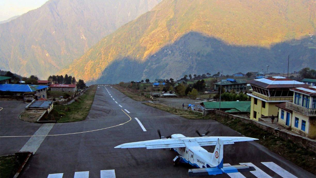 Aeropuerto de Lukla (LUA), Nepal, la pista se encuentra al borde de un acantilado de 2,800 metros y tiene 450 metros de longitud. Siendo esto un reto para aquellos que aterrizan y despegan de este lugar. Sin ayuda de navegación, pilotos certificados aterrizan y despegan en esta pista, la cual es única en el mundo no por su reducido tamaño, sino por los peligros que con lleva no realizar estas maniobras correctamente.