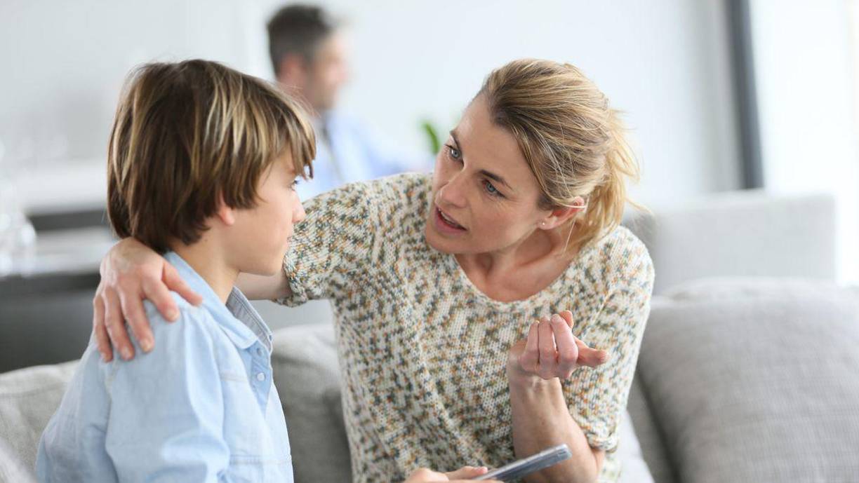 <b>5. ROL DE LOS PADRES Y CUIDADORES</b>Padres y cuidadores desempeñan un papel crucial en el apoyo a niños y jóvenes con ansiedad: A. Comunicación abierta: Fomentar un ambiente en el que los niños se sientan cómodos compartiendo sus preocupaciones y sentimientos.
