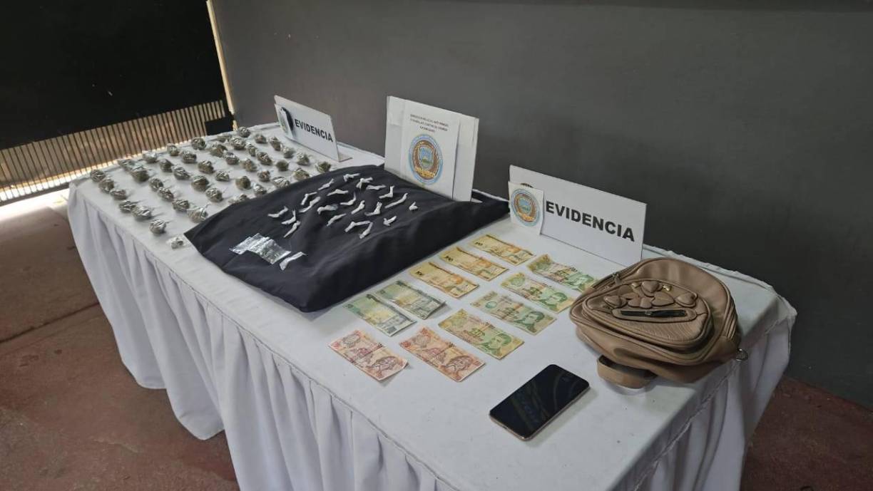 El día de su aprehensión, los agentes le decomisaron 50 bolsitas de marihuana, 21 puntas cocaína, ocho piedras de crack, un teléfono y una mochila.