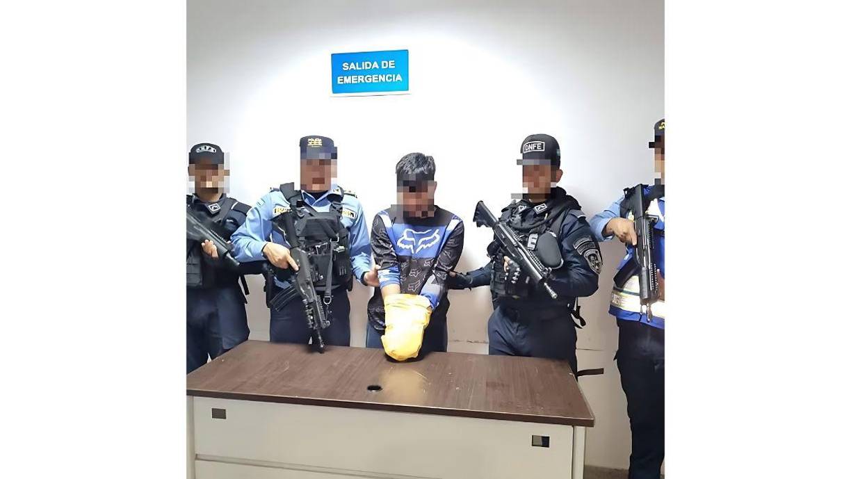 Luego escapó llevándose consigo a su hija de tres años.