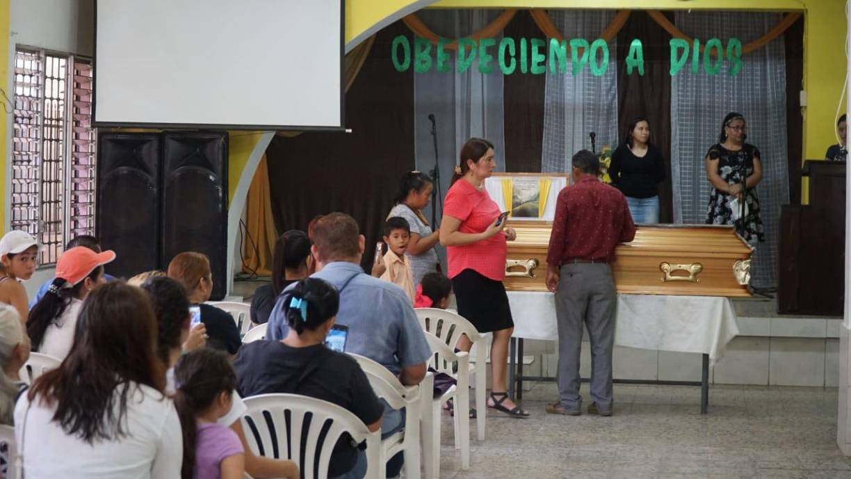 Dijo que el motorista del carro, que andaba armado, se fue molesto y regresó acompañado de otro hombre en su carro y de un policía que venía en una patrulla.