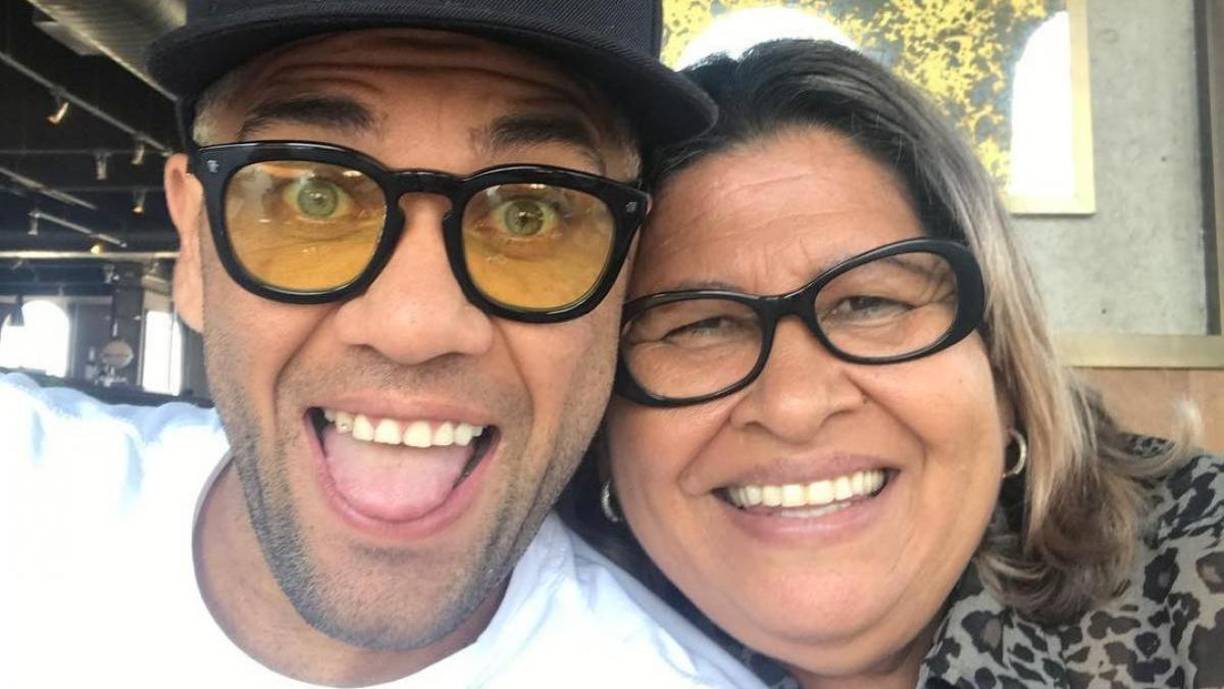 “Dios en comando siempre”, así tituló la fotografía la mamá de Alves en su cuenta oficial de Instagram, que ahora permanece privada.