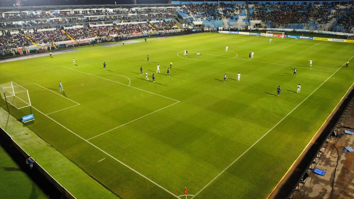 Para una final entre Olimpia y Olancho FC se inauguró la cancha del estadio Nacional Chelato Uclés.