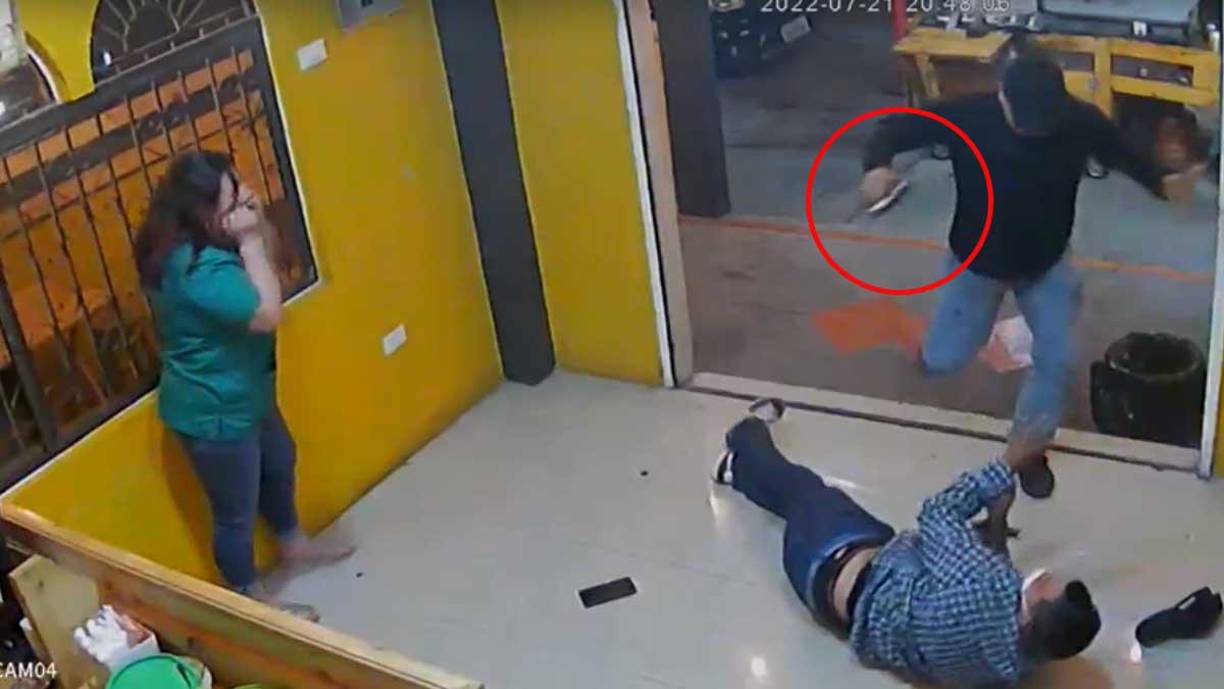 Un agente de la policía logró detener a los sujetos y evitar el atraco.