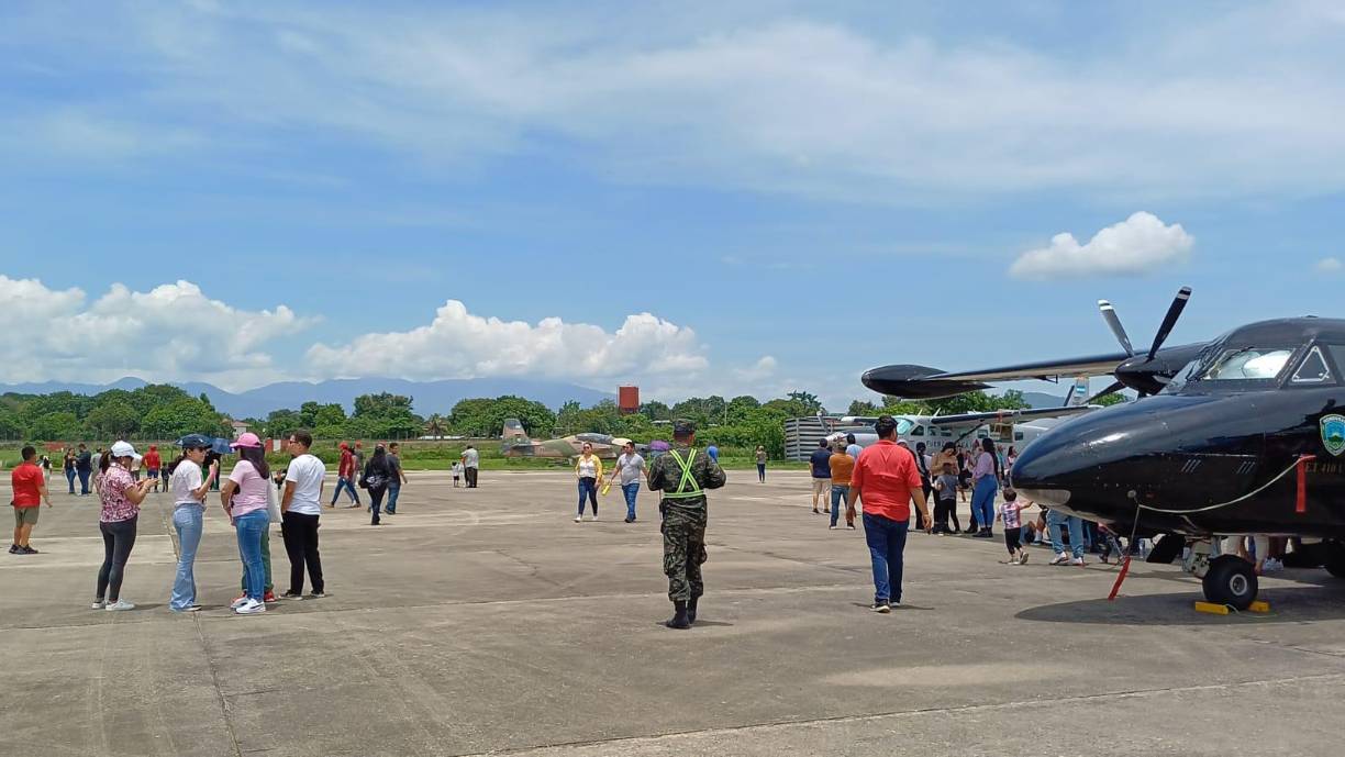 Niños, jóvenes y cientos de adultos se dieron cita en la base aérea para realizar pequeños vuelos sobre el Valle de Sula.