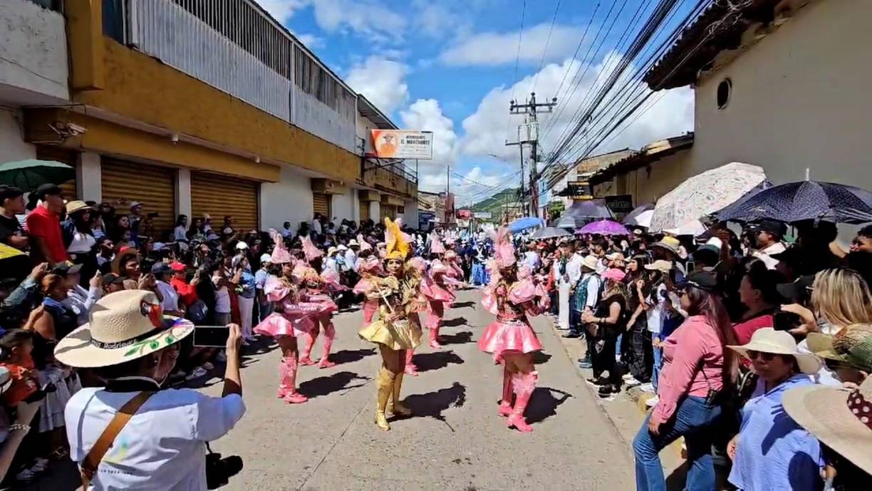 “Luego, con la adición de la capa, el último atuendo se despliega deslumbrando a los espectadores. Esta metamorfosis en el diseño representa la promesa del futuro, la modernidad, y como lo que se renueva, no solo embellece sino que fortalece”.