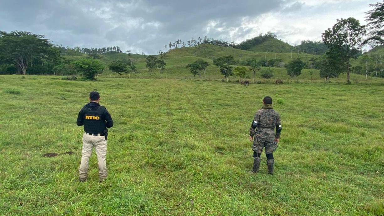Fue acusado de poseer con la intención de distribuir más de cinco kilogramos de cocaína a bordos de aeronaves registradas en EUA. Durante el proceso legal en Estados Unidos logró una negociación con la Fiscalía que lo llevó a reducir su condena, por lo que su libertad estaba prevista para el 5 de noviembre de 2024. 