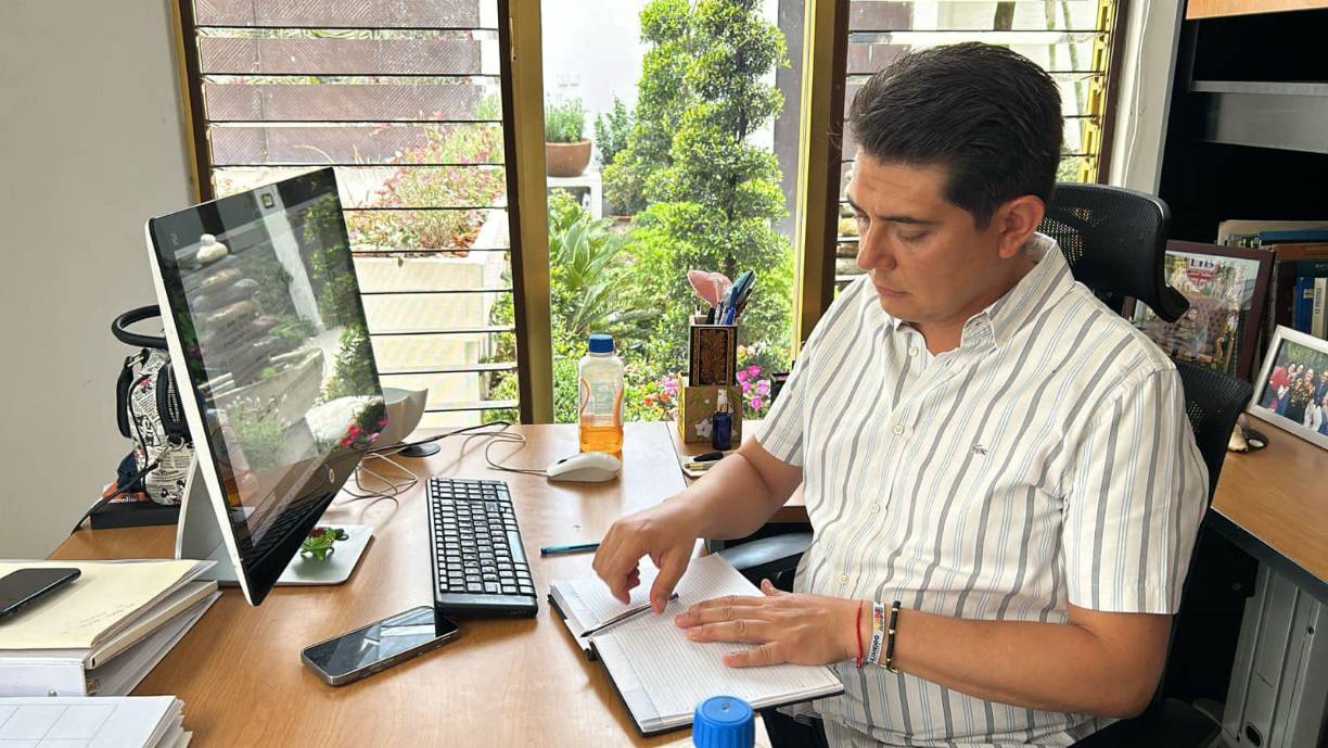 En su toma de protesta, realizada en el <b>Palacio Municipal</b> en lugar de un evento masivo, Arcos expresó su compromiso con la seguridad y la paz en el municipio. Declaró que trabajaría junto con el Ejército Mexicano y solicitó el apoyo del <b>obispo emérito</b> de Chilpancingo, <b>Salvador Rangel Mendoza</b>, para continuar con los esfuerzos de paz. 