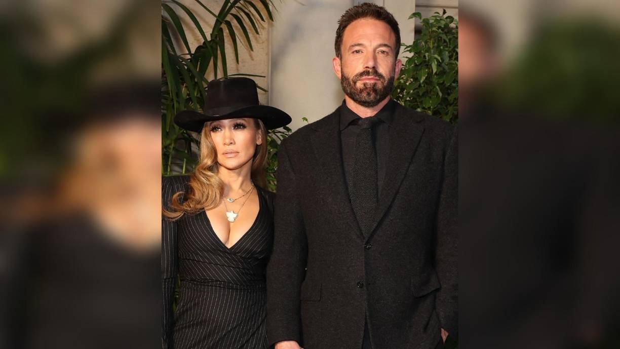 JLo y Ben arribaron al evento de moda enfundados en dos estilismos en color negro. 