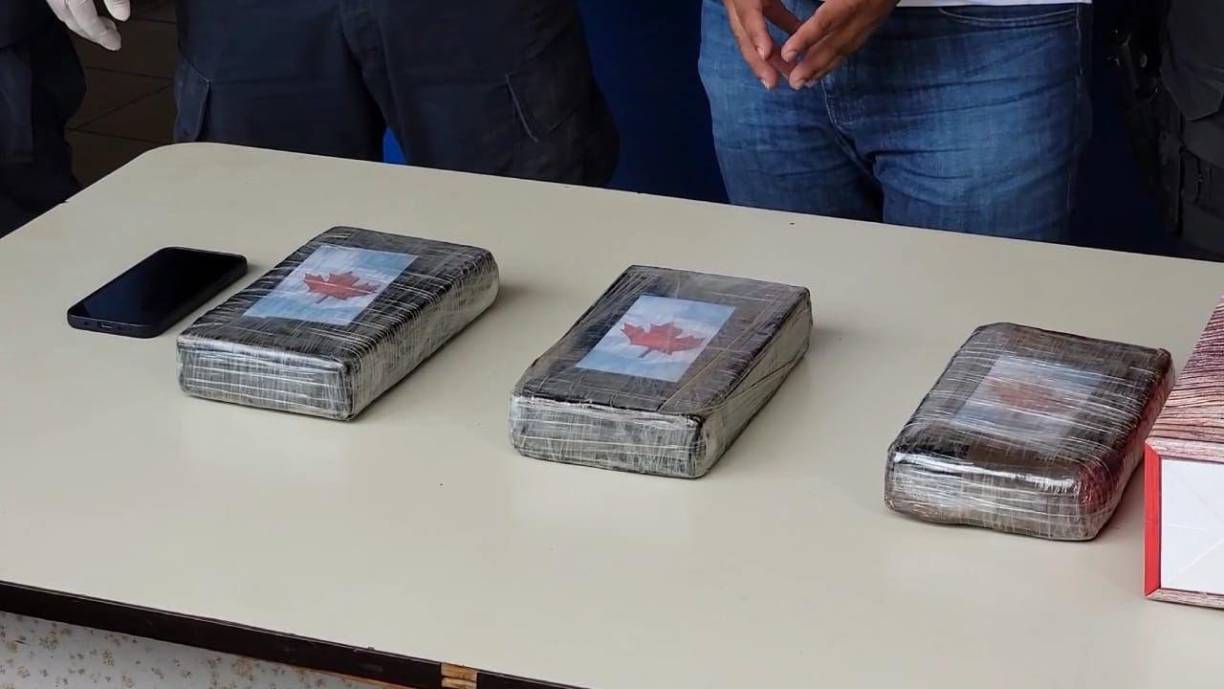 Al revisar la bolsa se encontraron con tres paquetes de clorhidrato de cocaína.
