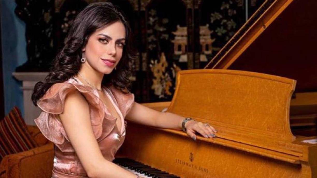 El agresor llevaba al menos cuatro horas en el restaurante, pues desde las 14:00 horas llegó con una mujer y un hombre de aproximadamente 50 años que se retiraron más tarde. A las 18:00 horas, la víctima se encontró con él en una zona privada del restaurante y después de una supuesta discusión, él la atacó.