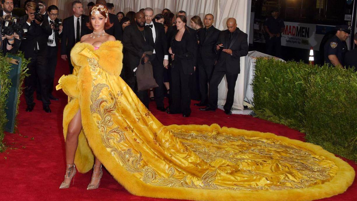 Rihanna siempre es una de las invitadas al MET Gala que más tratan de apegarse al <i>dress code</i>. En 2015, fue China: Through the Looking Glass. El diseñador oriental Guo Pei,<b> </b>se encargó de vestirla con un emblemático diseño amarillo con una enorme cola que no pudo pasar desapercibida.