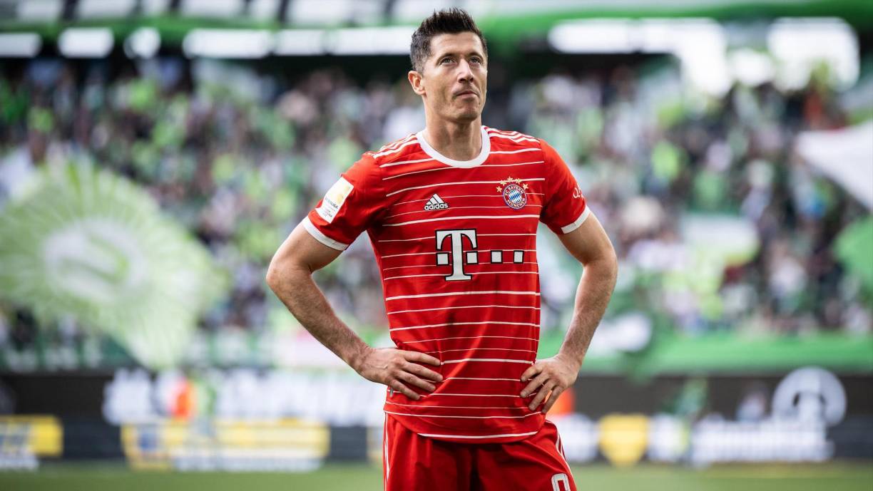 El medio alemán ‘Bild’ asegura que Robert Lewandowski no se mueve de su postura y quiere irse del Bayern Múnich, pese a todos los intentos que está haciendo el club alemán. Emisarios de la institución bávara se han reunido con el atacante y no tuvieron éxito para sus intereses. El delantero, que en agosto cumplirá 34 años, no quiere seguir vestiendo la camiseta del campeón de la Bundesliga.