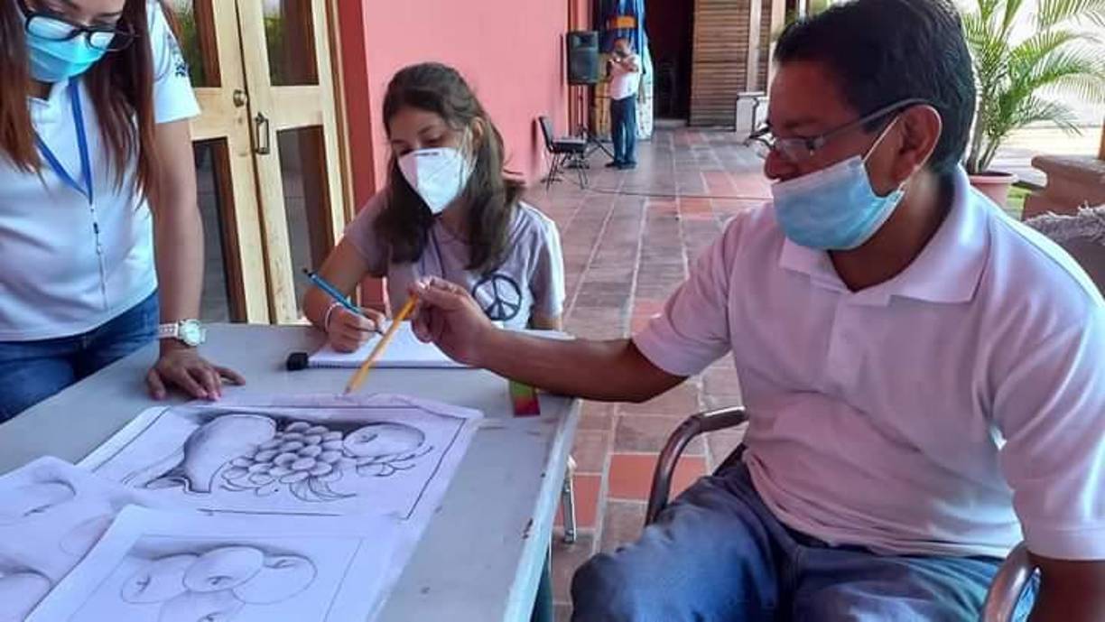 “Apoyamos con un bono educativo y logística a las y los jóvenes del Ballet Folclórico, Indefolclor”, expresó Carlos Miranda, alcalde de Comayagua.