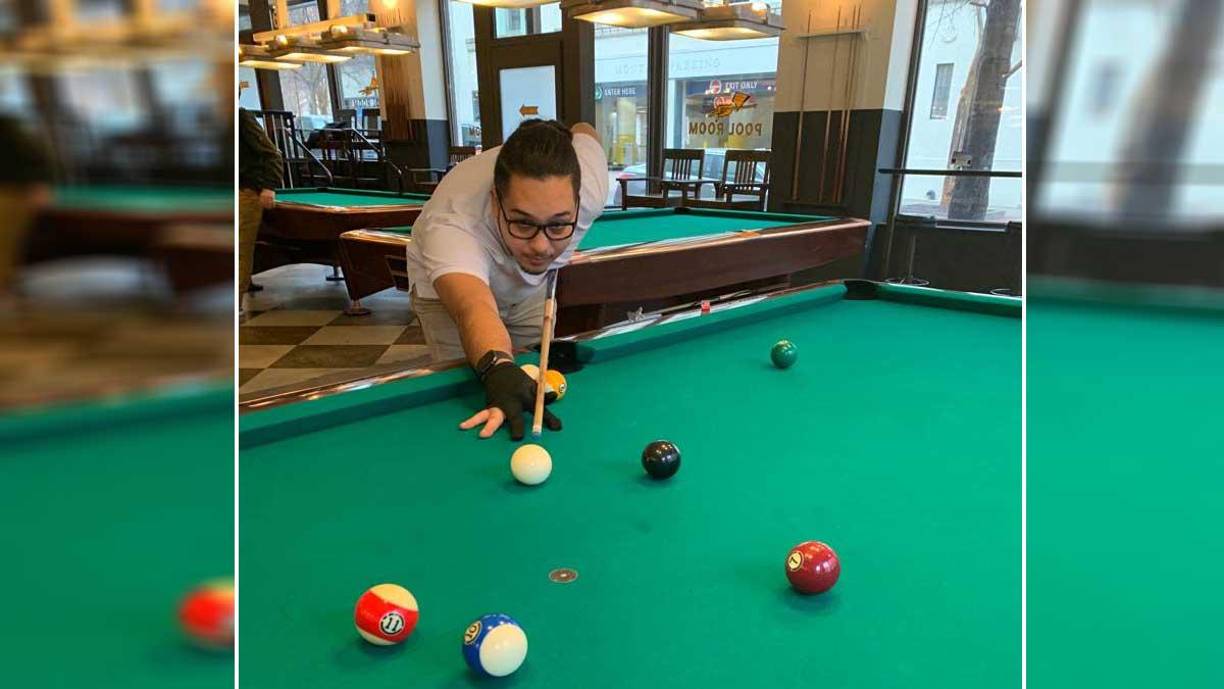 Su pasatiempo es jugar billar, espera poder equilibrar su vida como científico con la vida familiar