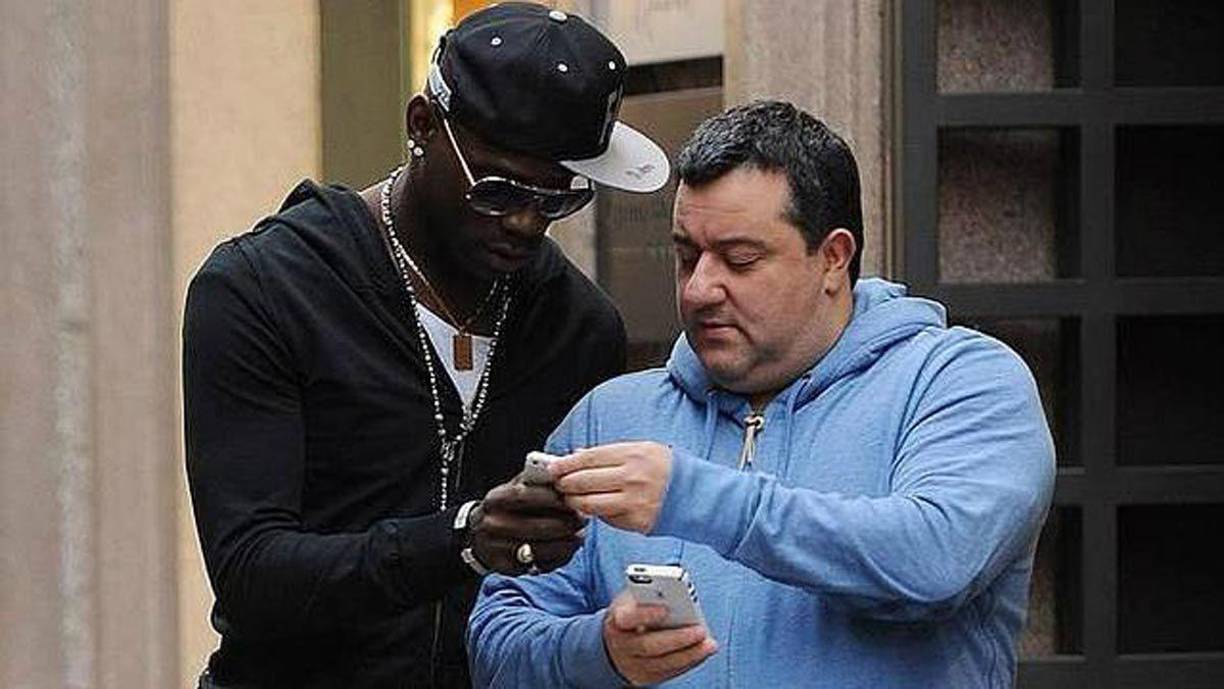 En su larga y exitosa carrera, Raiola ha cerrado operaciones millonarias como el traspaso de Pogba de la Juventus al Manchester United por la cantidad récord para el fútbol italiano de 105 millones de euros. Además, los jugadores siempre lo vieron como una especie de figura paterna y uno de ellos fue Balotelli.
