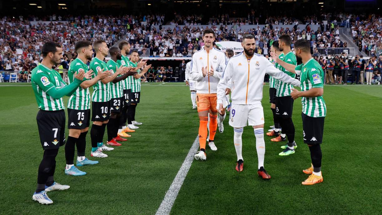 Y luego los jugadores del Betis se formaron más adelante para hacerle el pasillo al Real Madrid por el título de la Liga Española.
