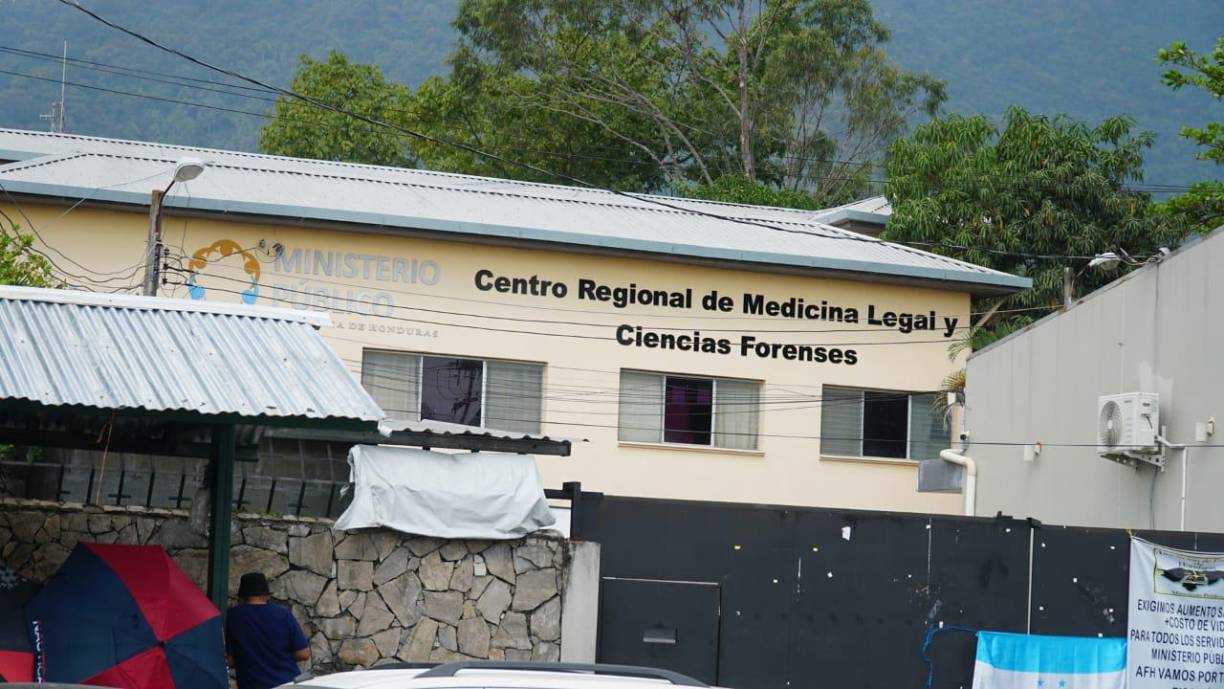 Hasta allí llegaron familiares para reclamar sus restos. La Policía Nacional está investigando, pero todavía se desconoce el móvil, aunque en la escena del crimen se encontró un elemento que ayudaría a esclarecer el hecho. 