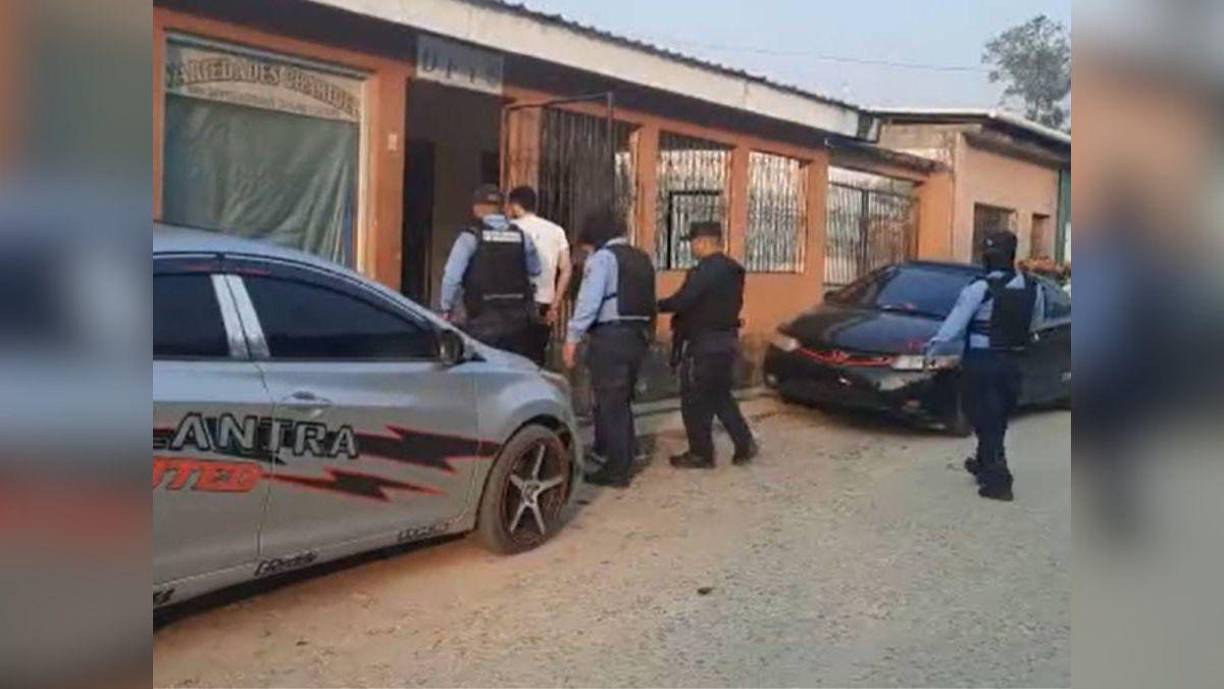 A Osman Almendares, alias ‘El Chino’, de oficio comerciante, de 36 años, se le decomisaron 11 bolsas plásticas de supuesta cocaína y 8,000 mil lempiras en billetes de diferentes denominaciones. Tenía antecedentes policiales por el delito de porte ilegal de arma de fuego.