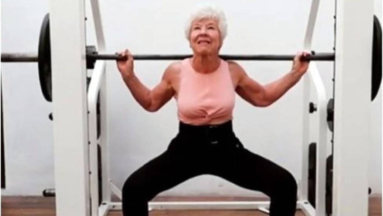 La mujer nacida en Ontario, Canadá, empezó a levantar pesas, hasta llegar a soportar más de 100 kilos, descansa dos veces por semana y duerme 8 horas al día ayudando a su cuerpo a revitalizarse.