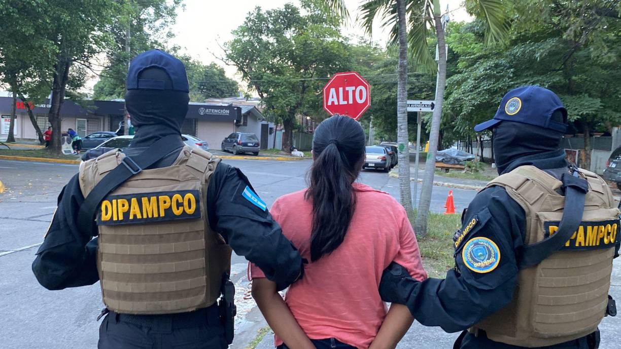 Sin embargo, también existe la extorsión independiente. Criminales amenazan a sus víctimas, especialmente vía telefónica, y exigen altas sumas de dinero periódicamente.