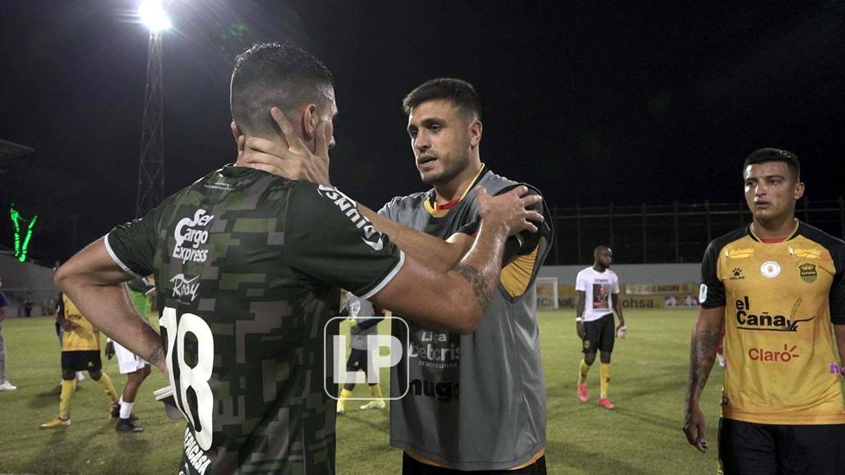 El buen gesto de Ramiro Rocca consolando a su compatriota Lucas Campana, delantero del Marathón, que estaba triste por la eliminación de su equipo.