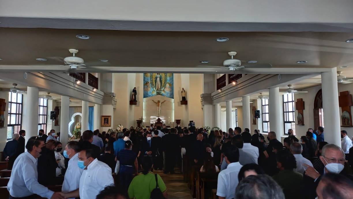 El cuerpo de Said, de 23 años, fue velado en la funeraria San Miguel Arcángel después fue llevado a la iglesia en una caravana de vehículos en la que se transportaban sus familiares y amigos cercanos.