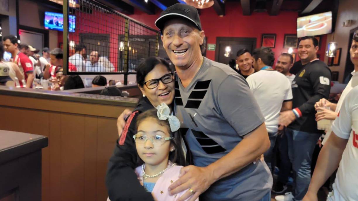 Aficionados se dieron cuenta del restaurante en donde estaba celebrando Olimpia y se unieron a los festejos. Pedro Troglio recibió el cariño de ellos.