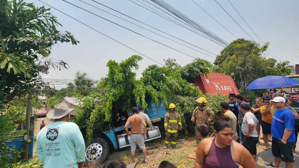 Los heridos fueron trasladados a centros asistenciales de San Pedro Sula, en donde de confirmó el deceso de dos y otra persona aún se encuentra grave.