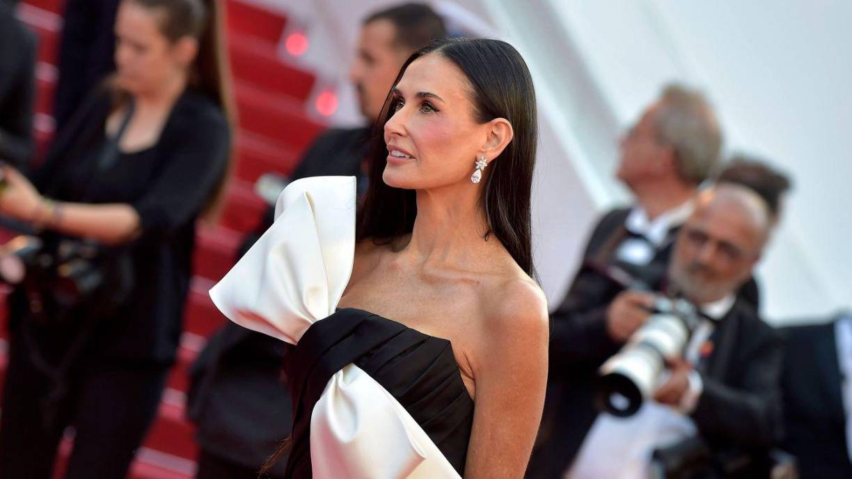 Demi Moore actuó en The Substance, película de terror que causó revuelo en Cannes, y fue la anfitriona de la gala amfAR (gala benéfica contra la lucha del Sida) durante el festival.