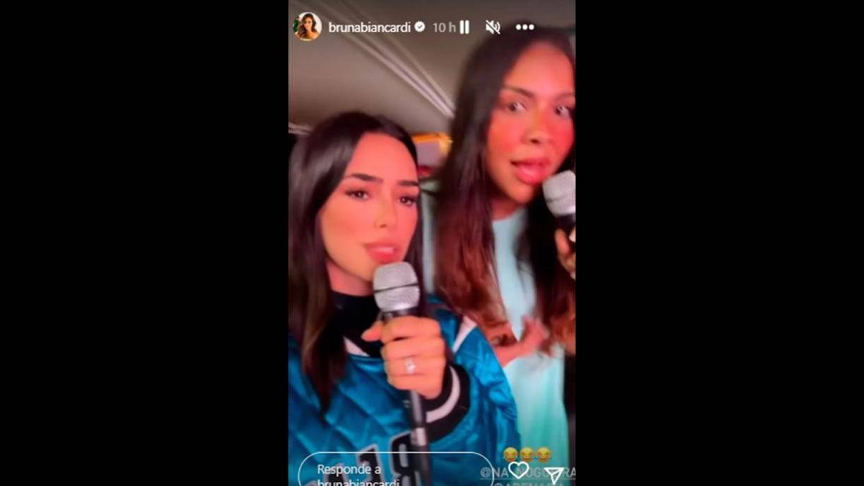 La novia del brasileño Neymar se robó el show del evento cantando.
