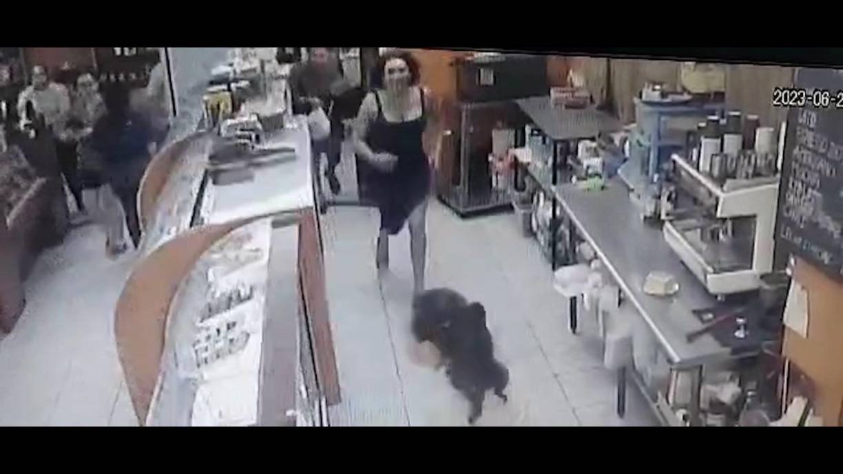 Erika Bandy corre al enterarse que entran varios hombres armados a la panadería.
