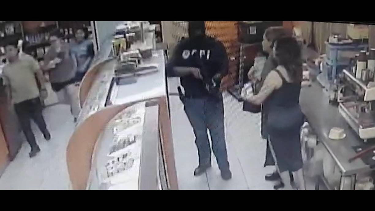 Los clientes corren de un lado a otro.