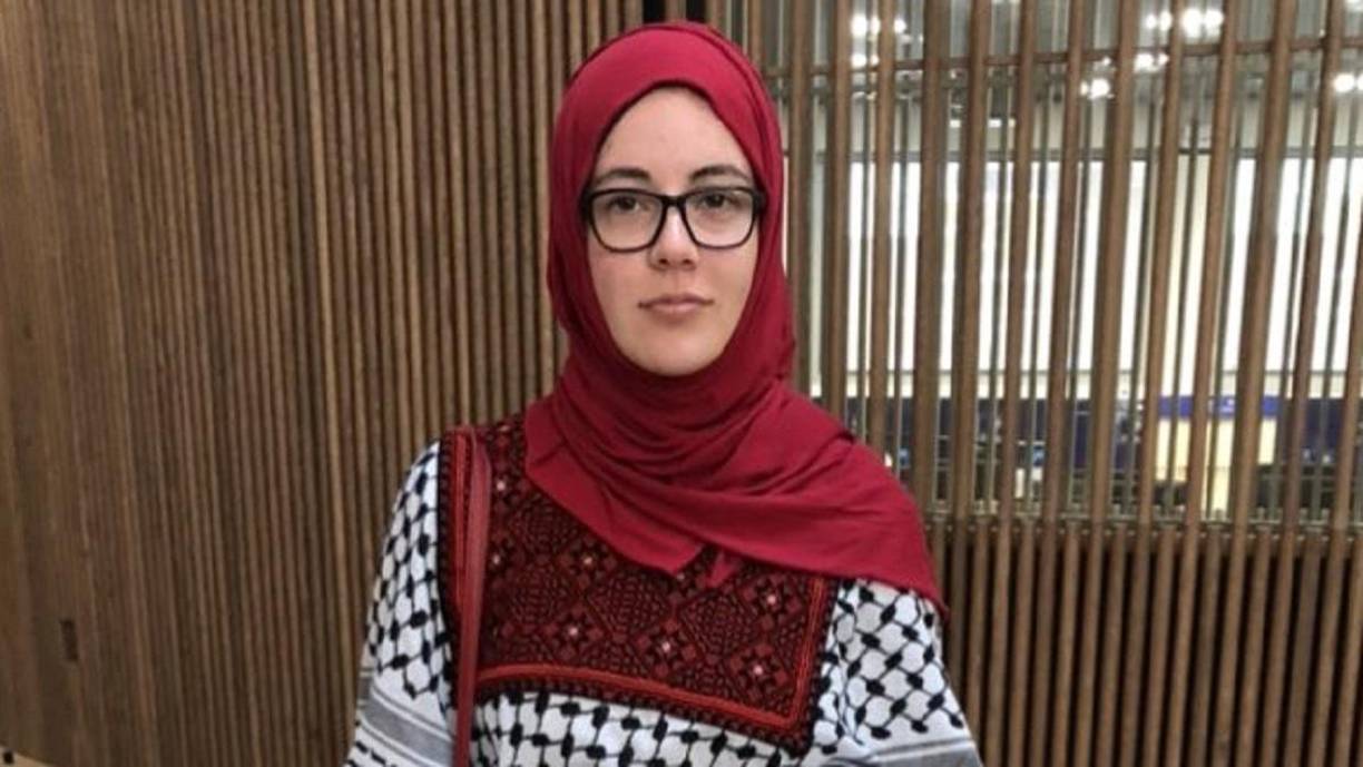 En Qatar, recibió la pena del delito de relación extramarital, 7 años de cárcel y 100 latigazos. Además, la víctima asegura que la policía refirió el caso a la fiscalía pública, único lugar donde contó con un traductor.