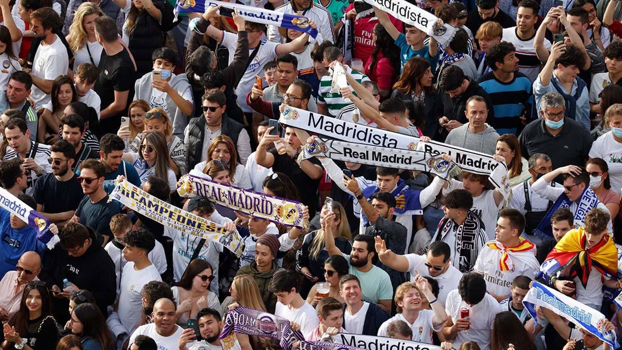 Los jugadores festejaron en lo alto del autobús junto a los seguidores que bordeaban el trayecto y los que le acompañaban caminando, pero el delirio se produjo cuando llegó a la plaza de Cibeles, donde esperaban varias decenas de miles de hinchas enfervorizados.
