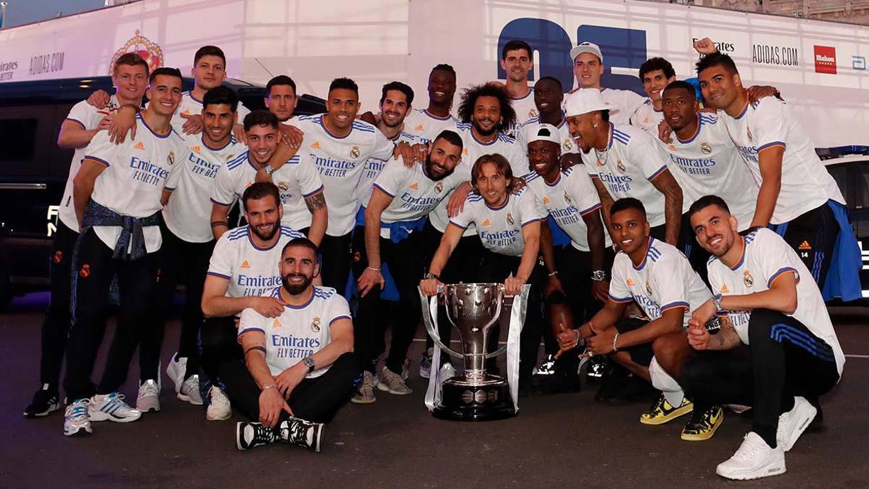 Los jugadores del Real Madrid posando con el trofeo de campeones de la Liga Española.