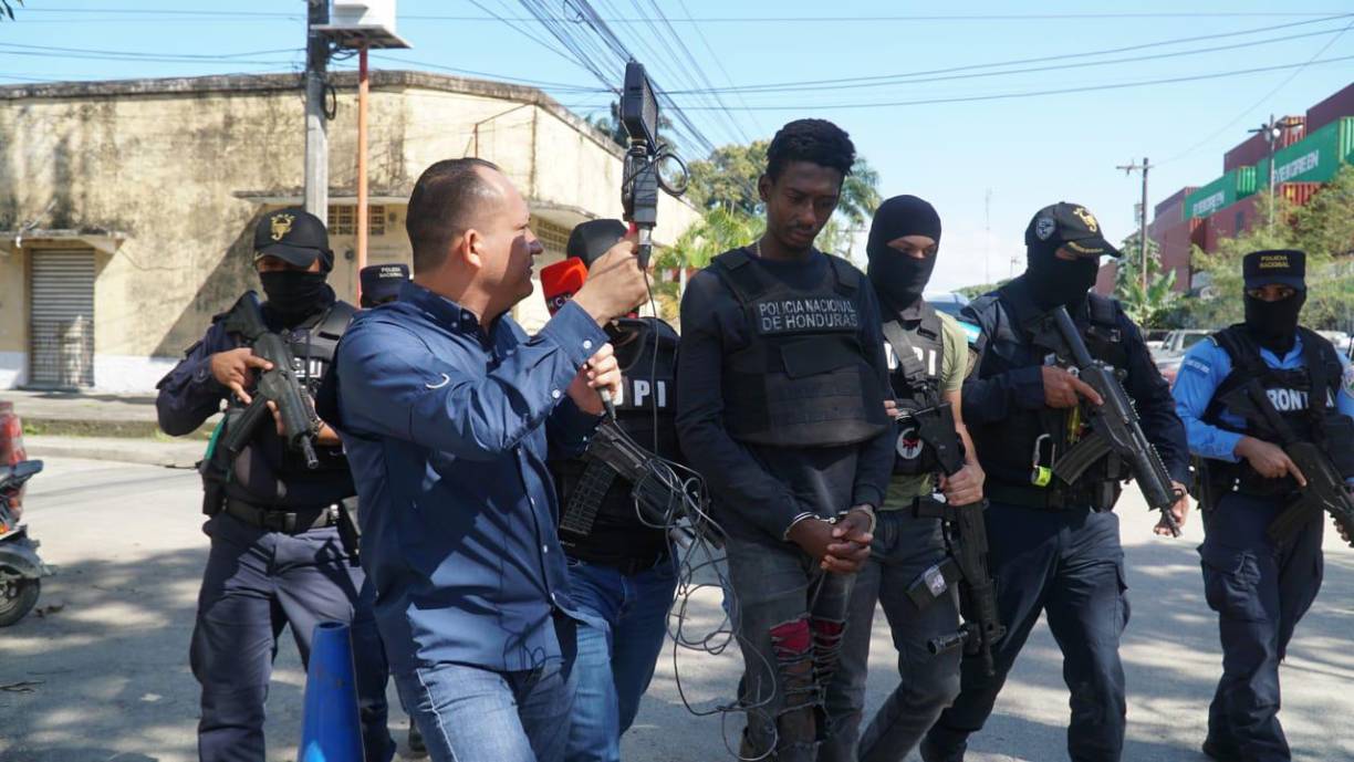 ”Capturado el supuesto hechor (autor) del triple homicidio de las 3 garífunas, quien tenía alerta roja de interpol @DPI, @PoliciaHonduras, @SSEGURIDADHN. No más impunidad en femicidios en Honduras”, escribió Villanueva.