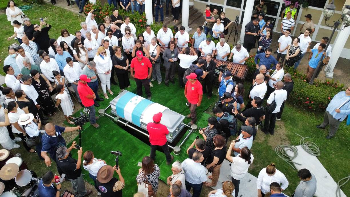 Medios de comunicación, amistades, familiares, colegas y colegas se reunieron en Jardines del Recuerdo para despedir al príncipe de la canción de Honduras.
