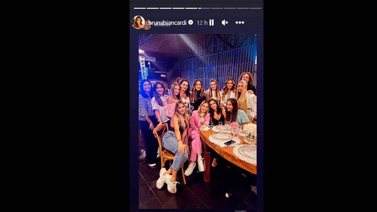 La novia de Neymar compartió algunas stories en las que se pudo ver a parte de los invitados, entre ellos el hijo de Ney, su hermana Rafaella Santos y la novia de su padre Mariane Bernardi, además de los amigos inseparables del jugador.