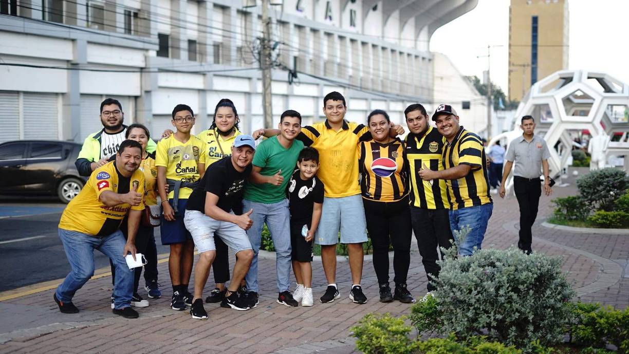 Ambientazo y lindas chicas en el Morazán con el Real España-Alajuelense por Liga Concacaf