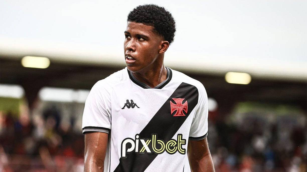 El exjugador del Barcelona, Deco, a quien Joan Laporta le ha dado plenos poderes en el mercado brasileño, ha recabado informaciones sobre Andrey Santos, la gran revelación del Vasco da Gama y está negociando. Según la información del portal de noticias brasileño UOL, el club azulgrana ya lleva meses observando al mediocentro vascaíno, de tan solo 17 años, que estuvo jugando en la reciente edición de la Copa Sao Paulo de Juniores.