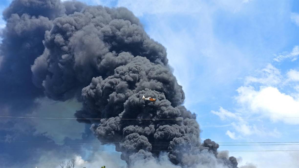 Según el último informe médico, el incendio deja un muerto, un bombero de 60 años, mientras que otros 16 bomberos siguen desaparecidos.