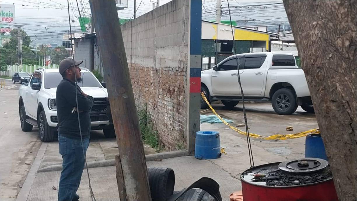 “Estamos en la calle los Alcaldes. Ya nuestras autoridades han confirmado que detrás de mí, en el vehículo que está a mis espaldas, se encuentra el cuerpo sin vida del hermano de la reconocida periodista. Nos unimos al dolor de la familia de la víctima”, declaró Martínez Madrid.