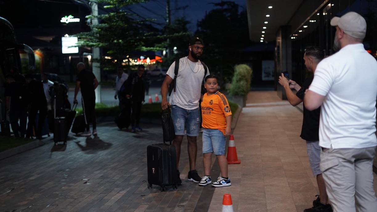 El delantero de Olimpia, Jorge Benguché, en su llegada se tomo una fotografía con este pequeño aficionado.