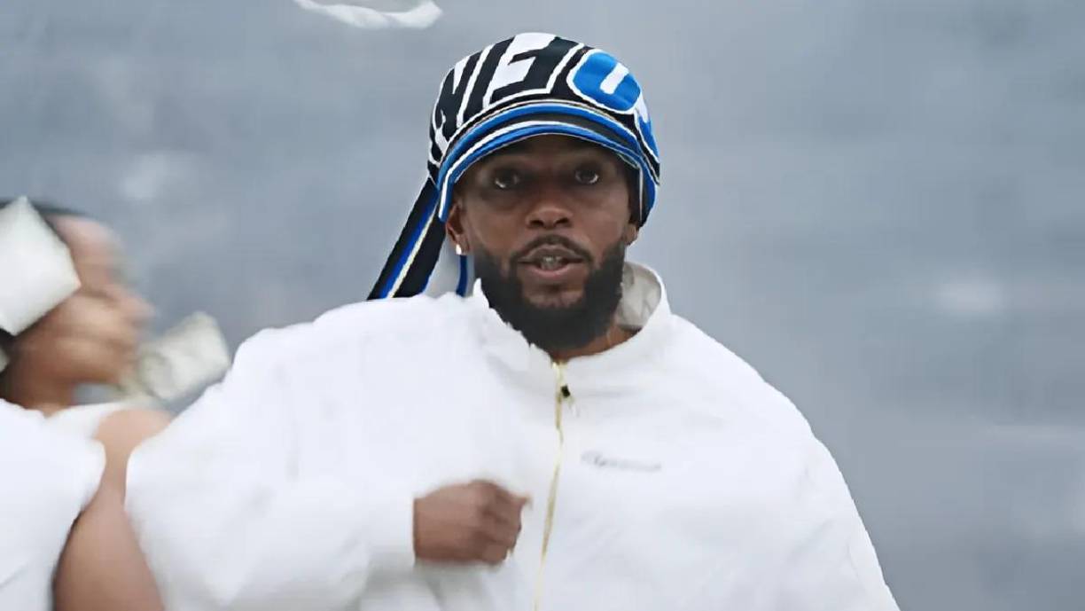 En noviembre de 2024, Kendrick lanzó el álbum ‘GNX’, que tuvo 44.2 millones de reproducciones en su primer día en Spotify y debutó en lo más alto de la Billboard 200. El título hace referencia al Buick Grand National Experimental (GNX) de 1987, el automóvil que conducía su padre cuando lo llevó a casa tras su nacimiento.“Cuando escuché el ritmo, me sentí como Goku”, le dijo el rapero a su productor, DJ Mustard, sobre la grabación de este disco, según desveló Mustard a la propia Grammy Awards.Por si esto fuera poco, Kendrick Lamar está nominado a 7 Grammys para este 2025, por los temas ‘Like That’ y ‘Not Like Us’, que podría ser la primera canción con lenguaje insultante y ofensivo en ganar uno de estos premios.