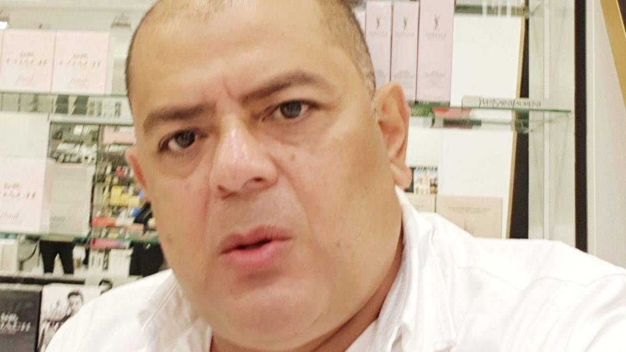 Identificado por inteligencia de la Policía Nacional (PN) como el objetivo de la masacre del 4 de marzo del 2023, a “Kosovo” en el momento del levantamiento de su cadáver le encontraron dos carnets: un Documento de Identificación Nacional (DNI), con el nombre de José Arnulfo Cerrato Figueroa (54); y el otro fue una tarjeta de residente permanente de Estados Unidos con su foto y el apelativo de Santos Arguijo (52).