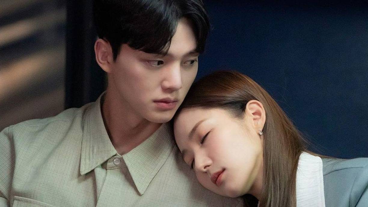 Forecasting Love and Weather de 2022 habla de Jin Ha Kyung (Park Min Young), que trabaja en una agencia meteorológica coreana. Ha Kyung quiere separar su vida laboral de su vida amorosa. Pero todo cambia después de conocer a Lee Shi Woo (Song Kang), un nuevo empleado de su oficina. Lee Shi Woo también es capaz de ganarse el corazón de Jin Ha Kyung. Aunque ambos ya tienen una pareja que también trabaja en la misma oficina. Con el tiempo, varios conflictos comenzaron a plagar la relación de Jin Ha Kyung y Lee Shi Woo. En el episodio anterior, Jin Ha Kyung y Lee Shi Woo enfrentaron un desafío que provocó que los dos se separarán.