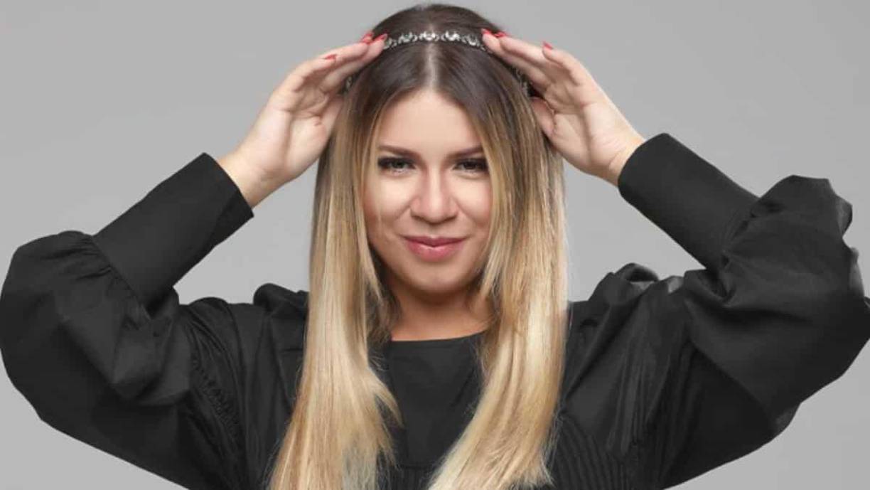 La cantante nació en Cristianópolis y era conocida como la Reina de Sofrência. De acuerdo con su biografía, Marília empezó en la música gracias a la Iglesia, la cual la acercó a este arte a los 12 años. Su primera canción fue “Minha Herança” que fue grabada en el 2009. 