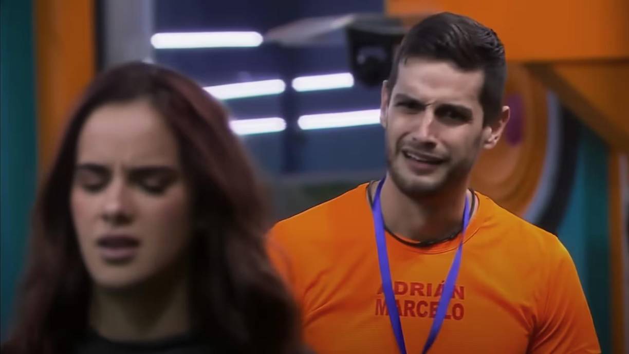 Su manera de conducirse fue catalogada como machista e hiriente; incluso, los colectivos feministas y las instituciones instaron a la producción del programa a poner un alto. Tanto fue el foco mediático que los patrocinadores de la emisión emprendieron la huida y no le quedó de otra a Adrián Marcelo que salir del programa por su propia decisión al darse cuenta de que gran parte de la audiencia sí lo consideraba un misógino tras sus discusiones con la actriz y cantante Gala Montes.